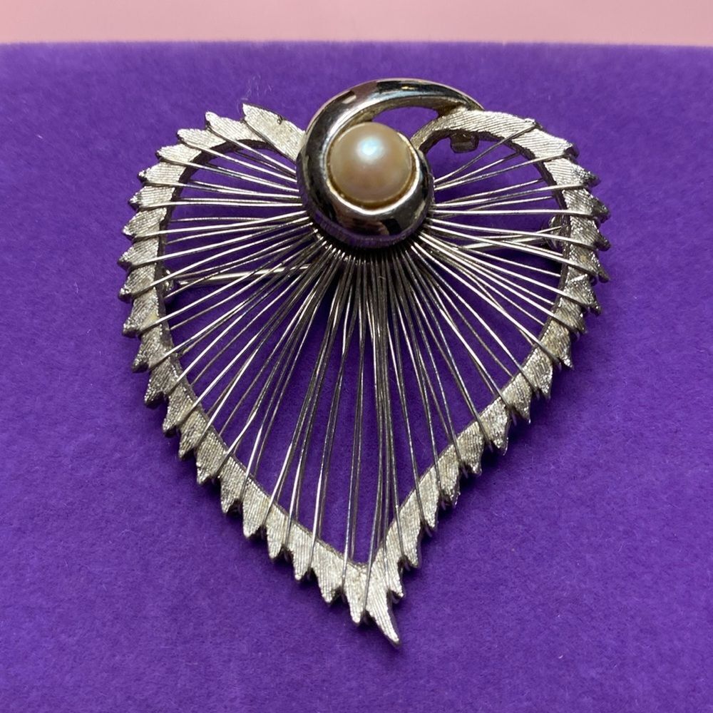 💛 Vintage 1950s Marcel Boucher Heart String Pearl Brooch
